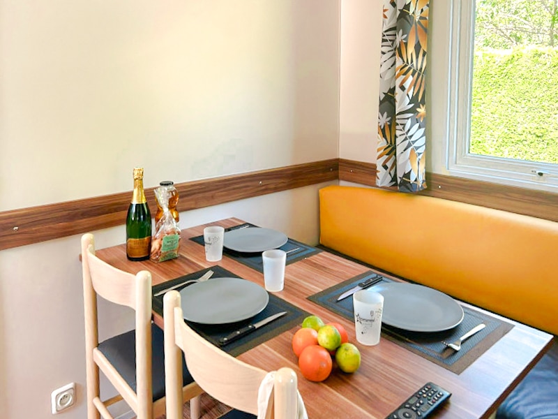 MOBIL HOME ASTRIA 2 3 PERSONNES SALLE A MANGER 2