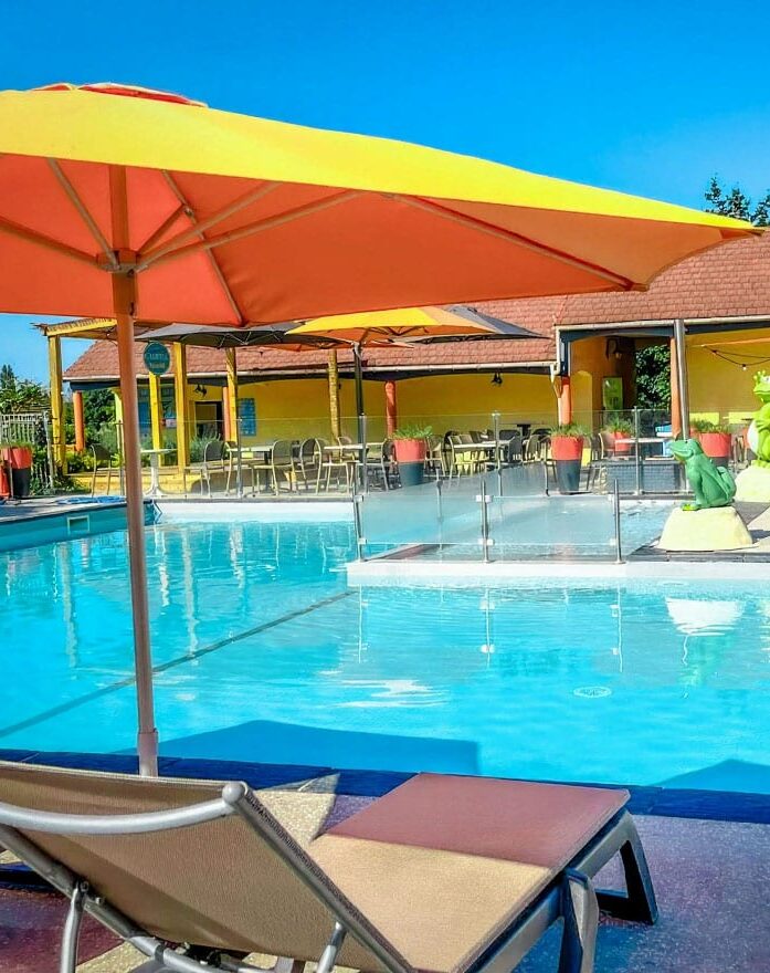 au bord de la piscine au camping